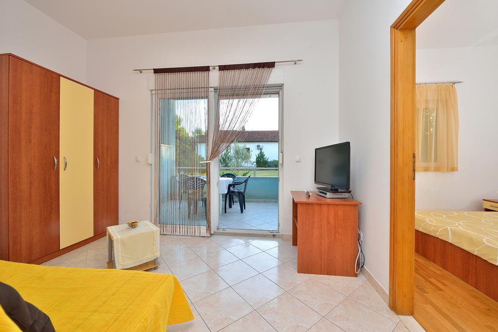 Sara Apartments Петркане Стая снимка